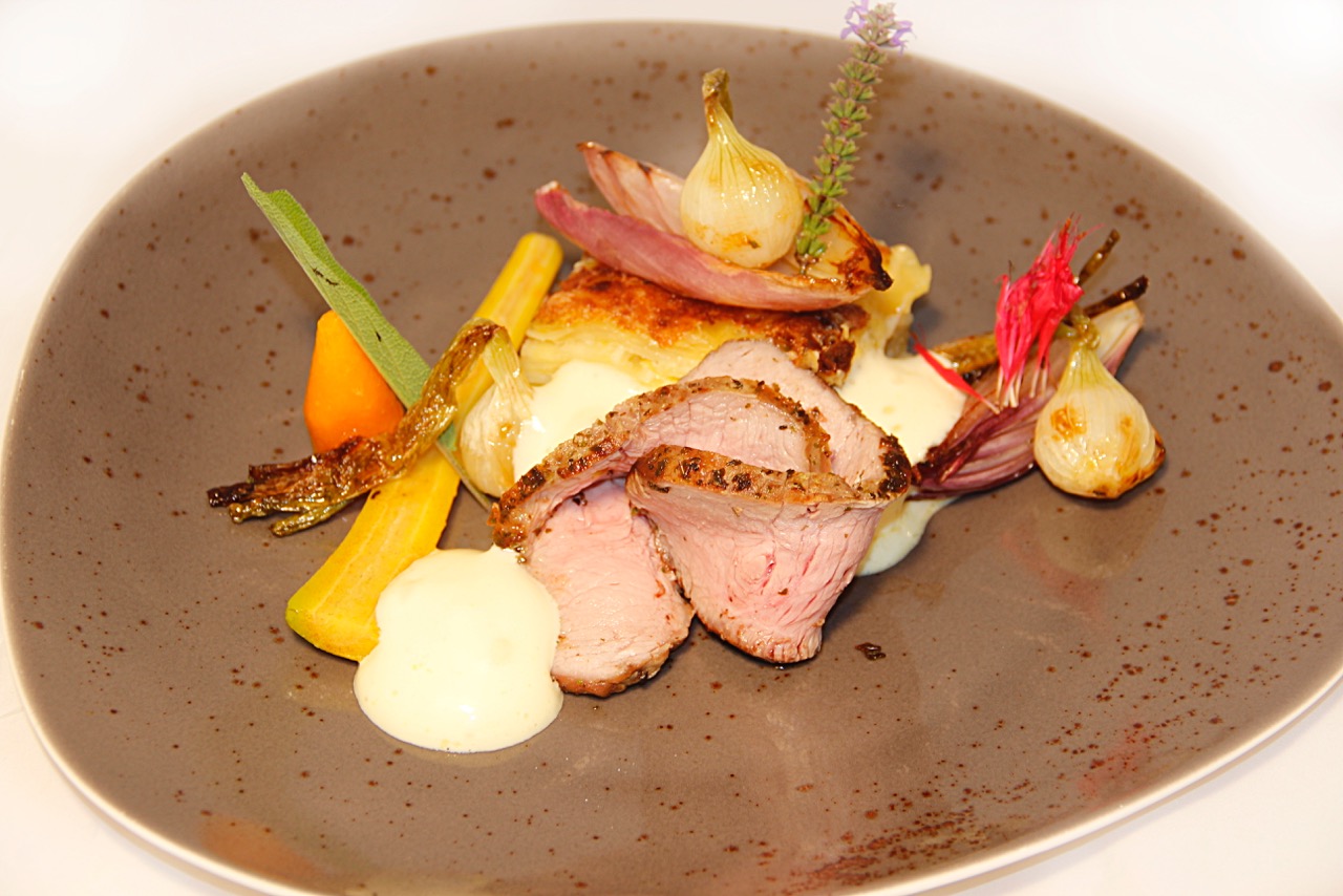 weissenseerhof-tranchen_vom_milchkalbs-ruecken_estragon_hollandaise-c-weissenseerhof
