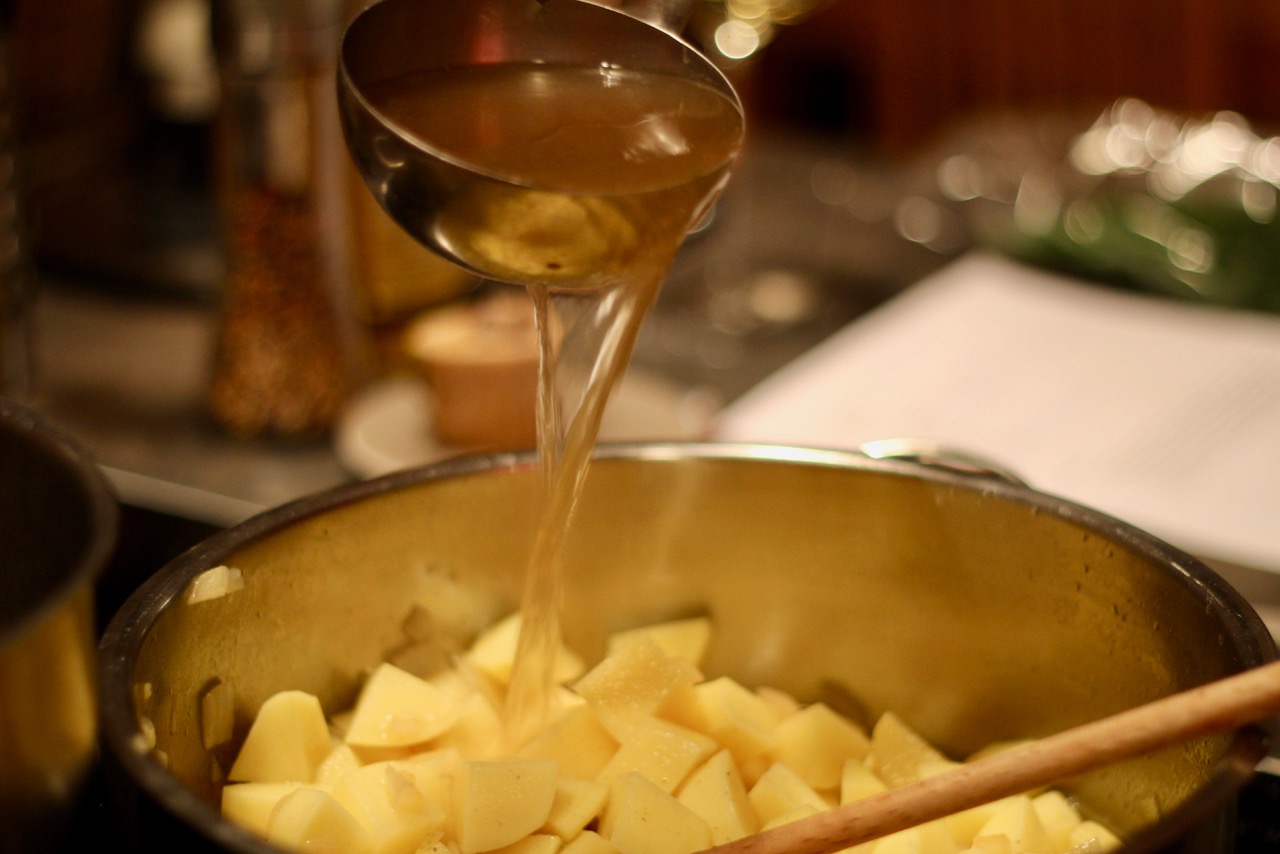 erdaepfelsuppe-mit-jakobsmuscheln-baerenhof-kolm-9