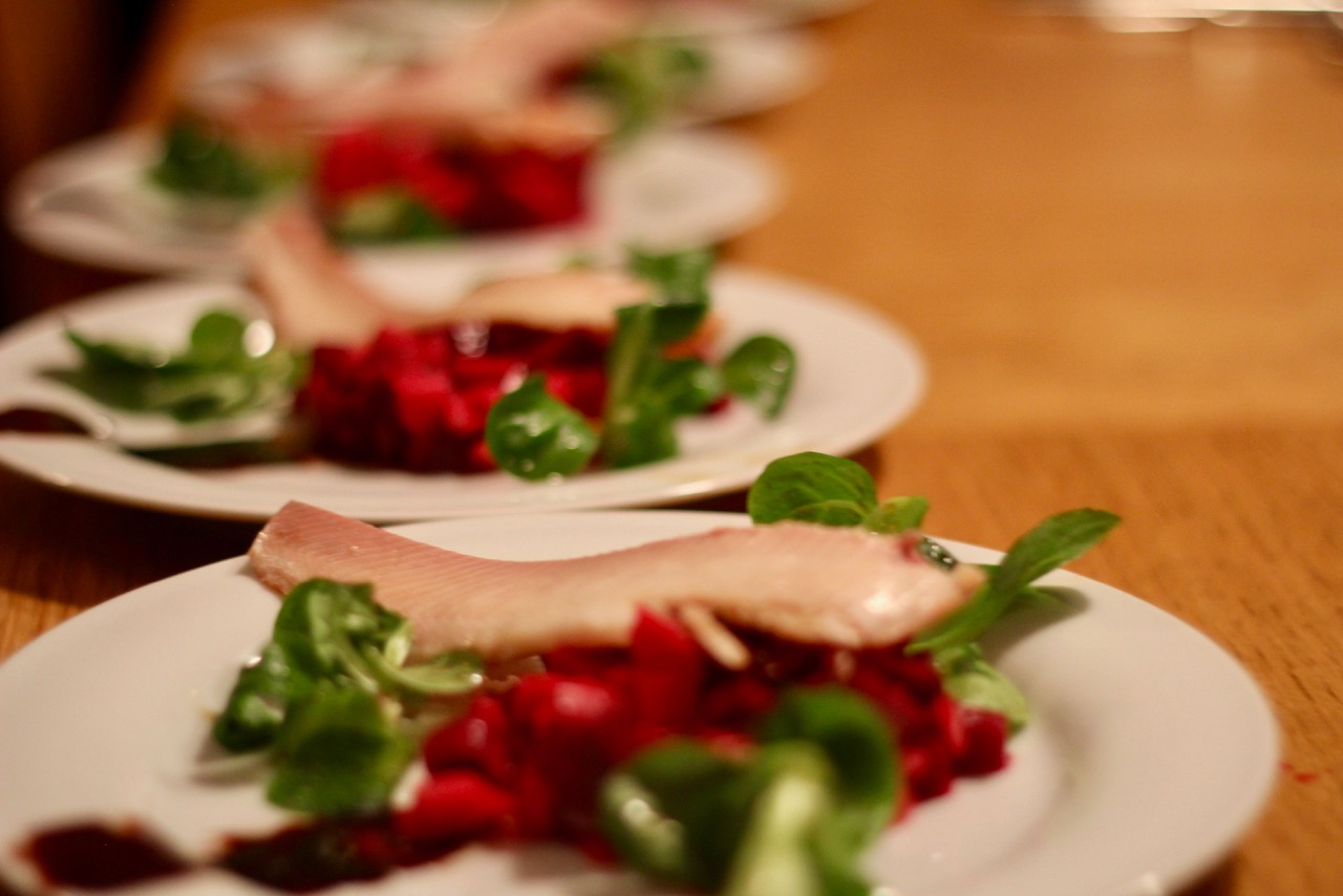 Wirtshausfuherer - Kochen wie der Wirt - Raeucherforelle mit rote Rueben Tatar – Gasthaus Beringer 17