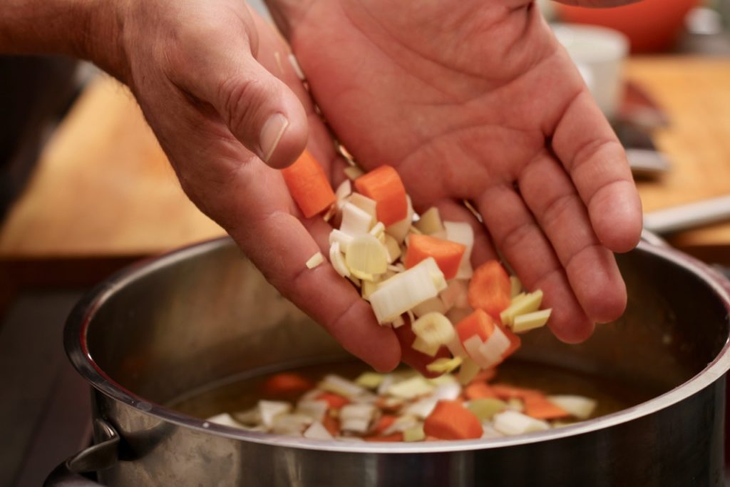 Kopfsalatcremesuppe_Kochen wie der Wirt_Wirtshausführer Österreich_Klaus Egle_Elisabeth Egle_Kulinarik und Genießerhotel Alpin_IMG_8760