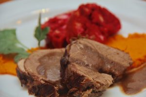 Kochen wie der Wirt: Geschmorter Rehschlögel mit Rote Beete Knödel