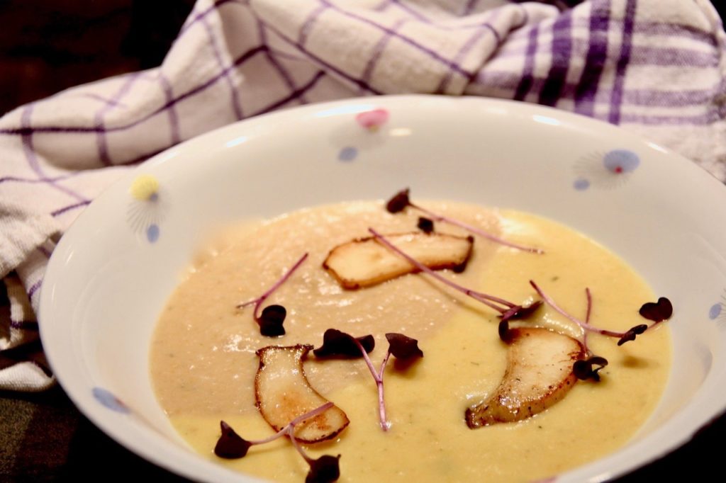 Kochen wie der Wirt: Zweifarbige Erdäpfelcremesuppe mit Steinpilzen