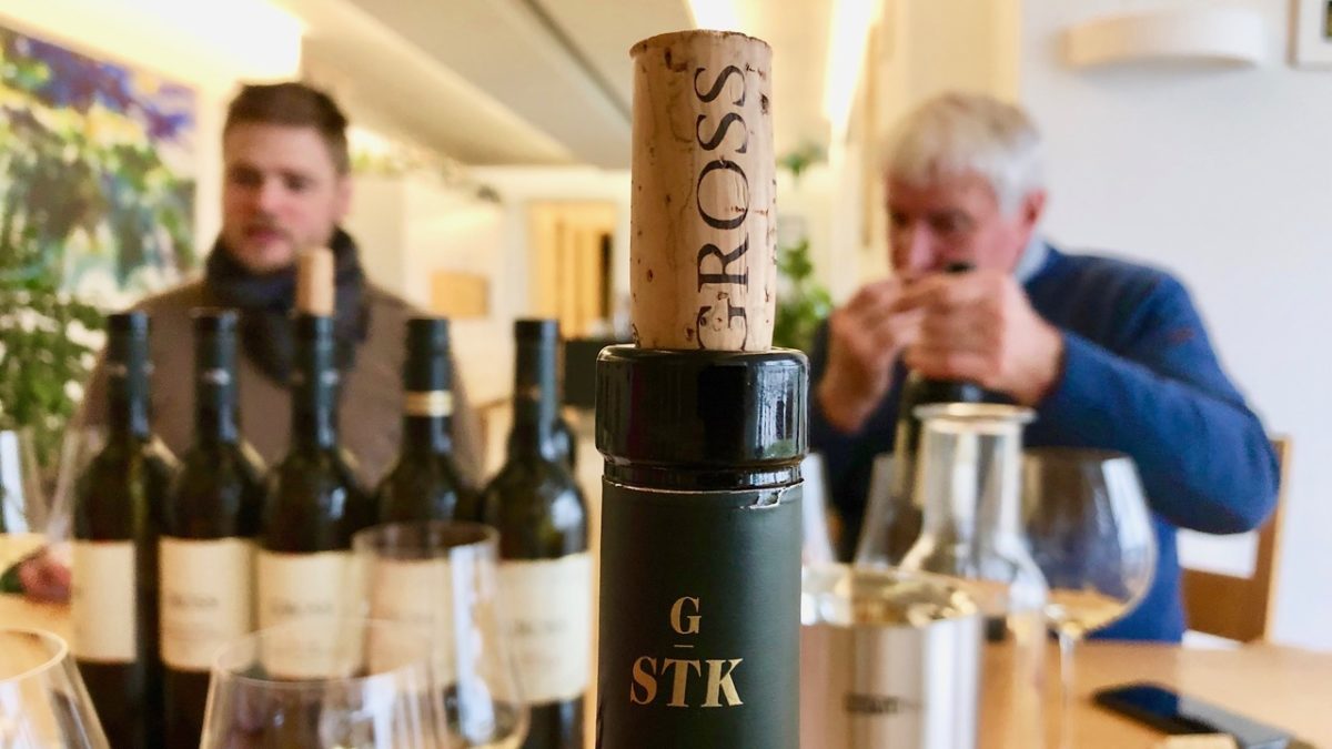 Johannes Gross und Alois Gross kosten den aktuellen Jahrgang – Wirtshausführer – Wein mit Egle