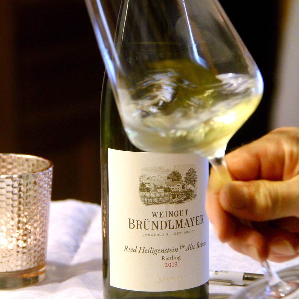 Der Riesling Heiligenstein Alte Reben 2019 vom Weingut Willi Bründlmayer wird von Klaus Egle auf Wirtshausführer als Wein der Woche präsentiert.