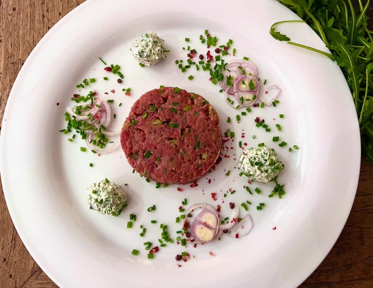 Kochen wie der Wirt-Rezept: Beef Tatar mit Ruccolacreme - Wirtshausführer