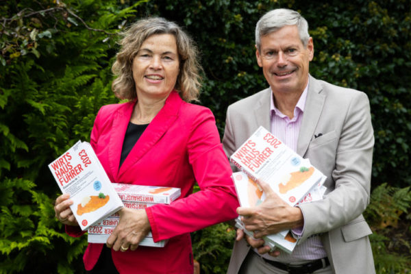 Die Herausgeber Elisabeth und Klaus Egle präsentieren stolz den neuen Wirtshausführer 2023.
